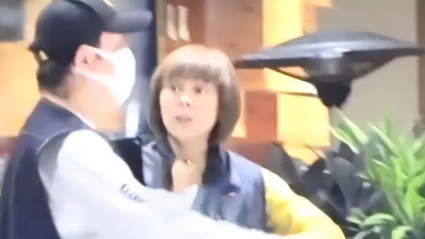 黄渤罕带老婆聚餐！48岁小欧穿搭明艳显沧桑，紧跟黄渤却被忽略！