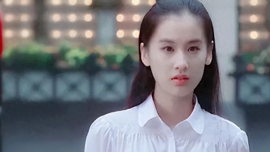 全程瞪眼，合不上嘴，40岁黄圣依出手，把“演技炸裂”玩出了新花样