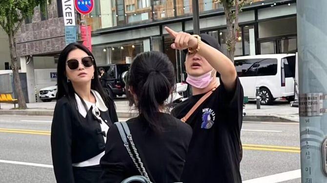 包贝尔夫妇现身韩国购物，包文婧穿搭引热议，凉鞋配丝袜被指太土