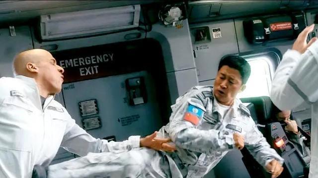 流浪地球2|逆袭春节档冠军，干趴好莱坞大片，《流浪地球2》凭啥这么横？