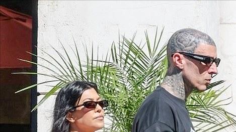 金大姐挺四胎孕肚在海边！和纹身男老公甜蜜漫步，这孕肚快卸货了