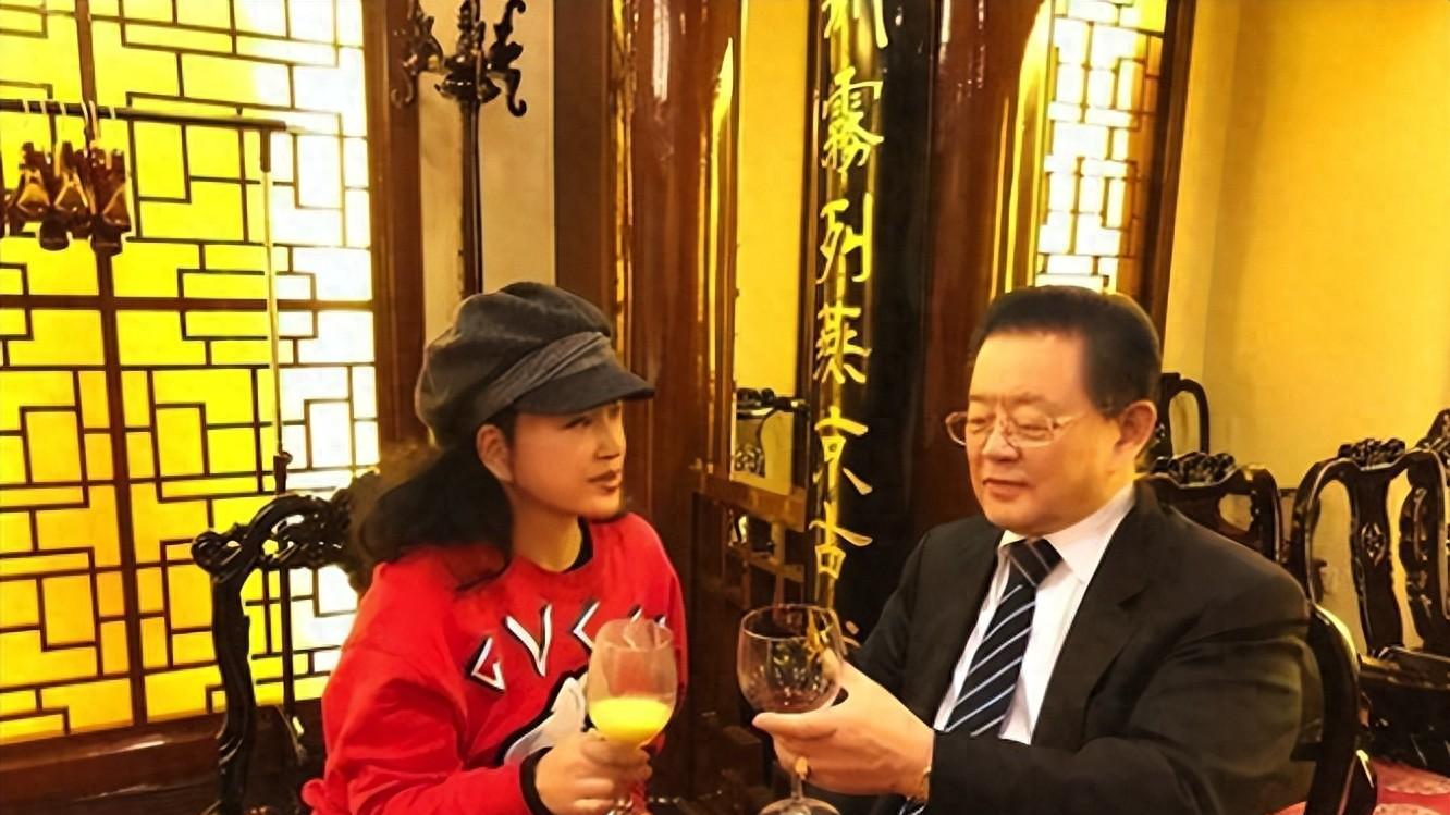 刘晓庆和老公“酒局照”流出！68岁的她如少女，老公却像糟老头子