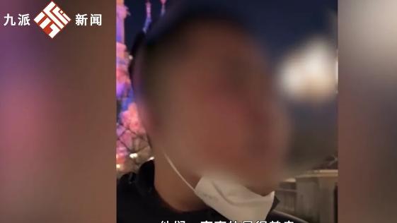 上海一女子在景区排队时，制止了一对年轻情侣的插队行为。