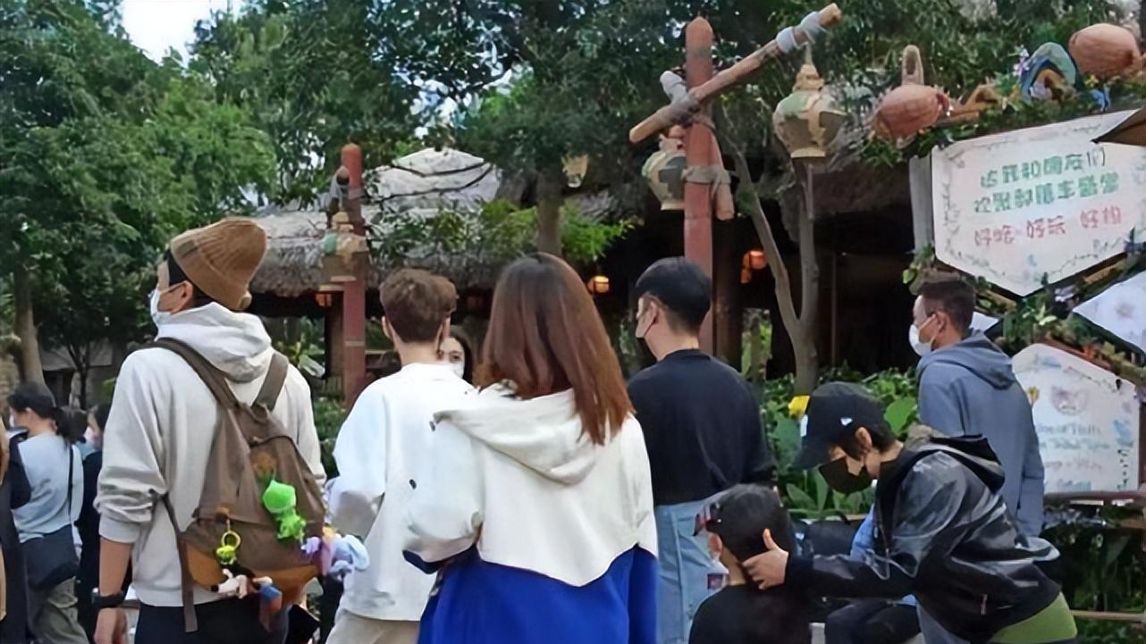 陈赫|陈赫与张子萱高调同框，一起支持邓超新作，阳康后不戴口罩引热议