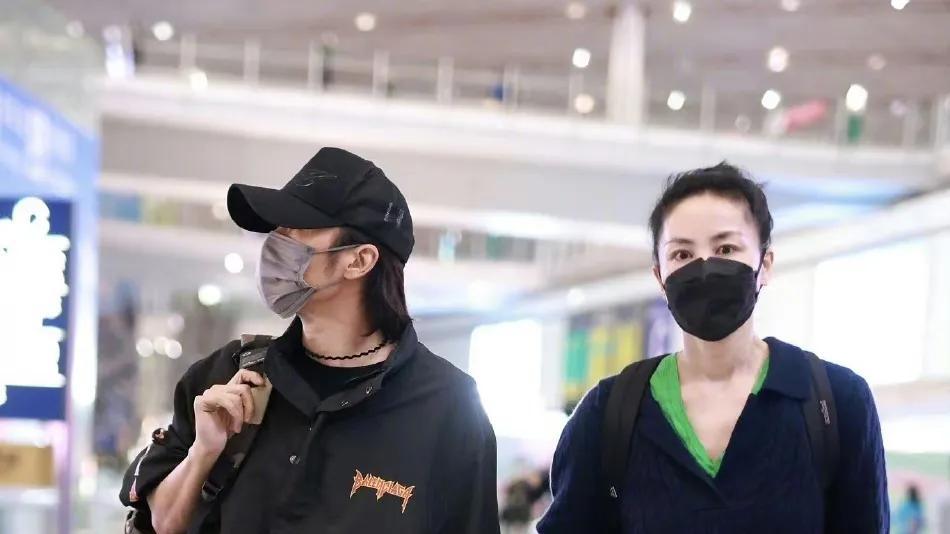 王菲|王菲谢霆锋同回北京，一路挽手撒狗粮，53岁王菲扎丸子头减龄显嫩