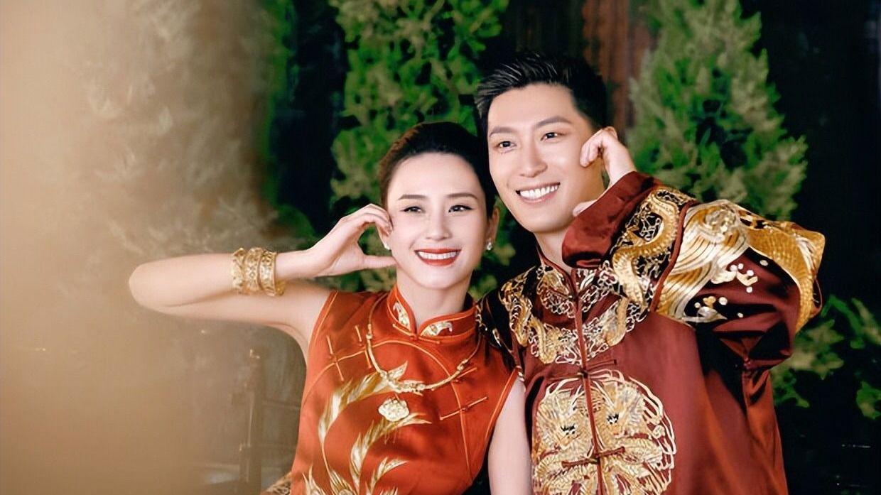 何超莲|何超莲大婚，赌王三太穿旗袍配6千万帝王翡翠出席，美得端庄大气