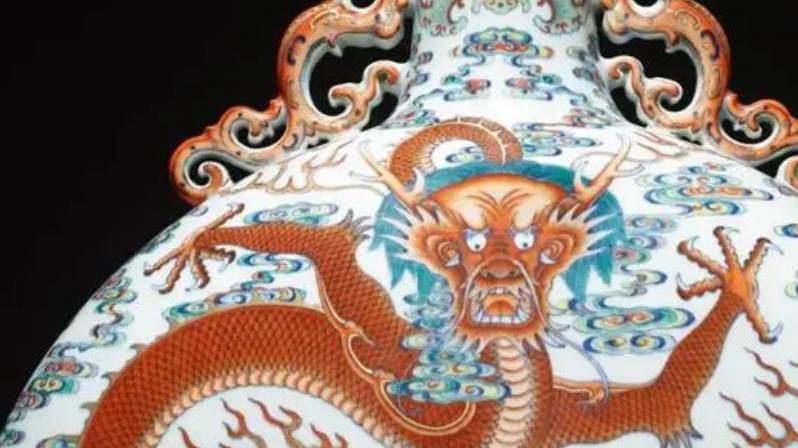 斗彩|五月最高成交价的瓷器乾隆斗彩苍龙教子抱月瓶 成交价1.08亿港币
