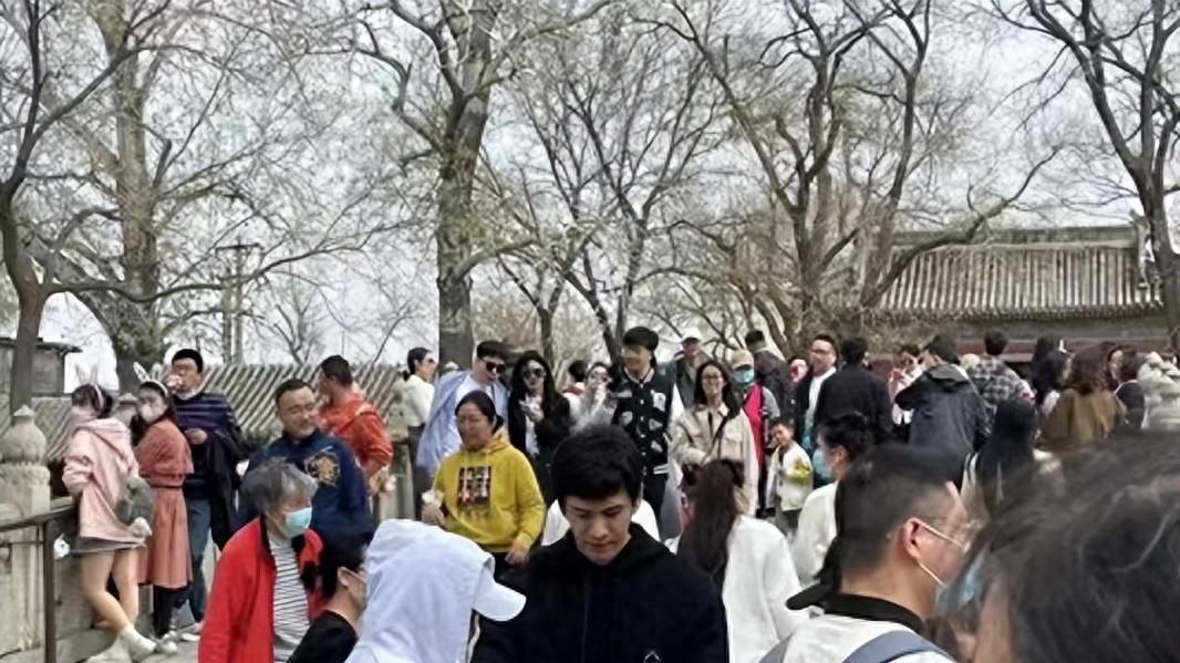 经超祖孙三代同框，大6岁老婆打扮嫩女儿像模特，老妈眼神有杀气