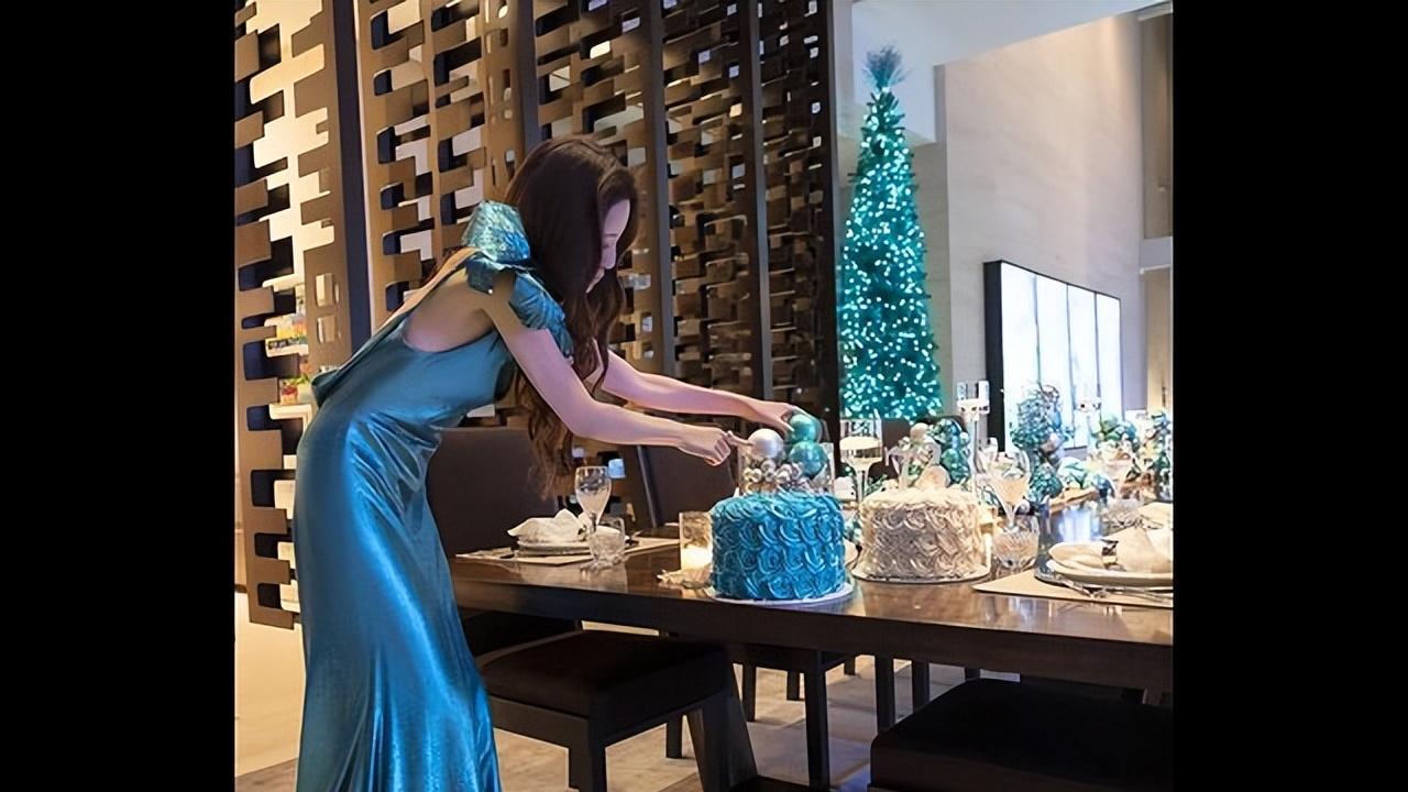 74岁王薇薇和俩混血女儿过圣诞！母女三人同穿蓝裙，比女儿还惊艳