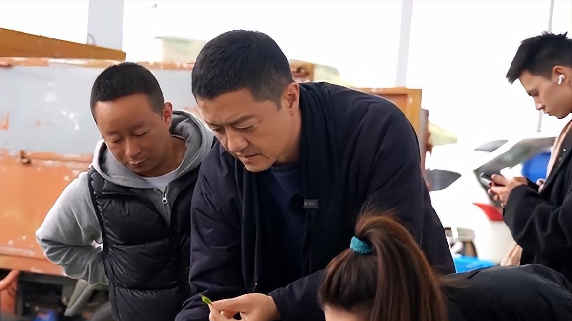 李亚鹏|李亚鹏小女疑病情恶化！母女凌晨4点赶车不去送，却跟美女开直播