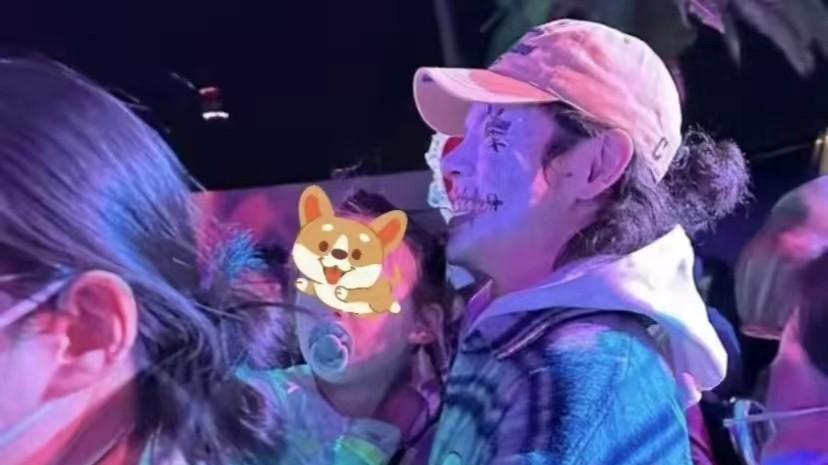 郭碧婷向佐带女儿参加万圣节，生活多姿多彩，有钱有闲还有爱