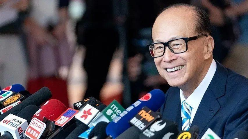 许多|李嘉诚活得有多累？出门25位保镖随行，吃饭只吃青菜豆腐！
