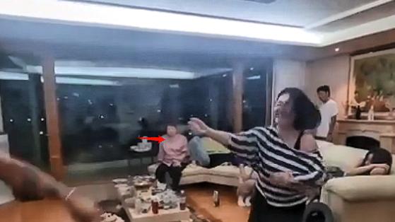 小S具俊晔贴身热舞画面公开！大S平躺一动不动，小玥儿蜷缩害怕