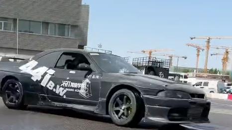 网红痞幼被曝身价19亿，与50岁痞妈玩漂移，近照腰腹圆润疑怀孕