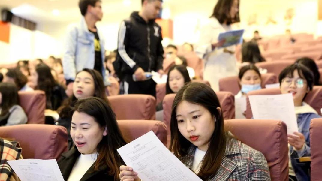 国企|国企招人聘用“主任之女”，毕业院校引关注，一般家庭供不起