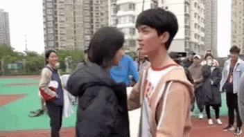 演员休息时都在干嘛？唐僧躲在树林抽烟，再看到杨紫我可以笑一天