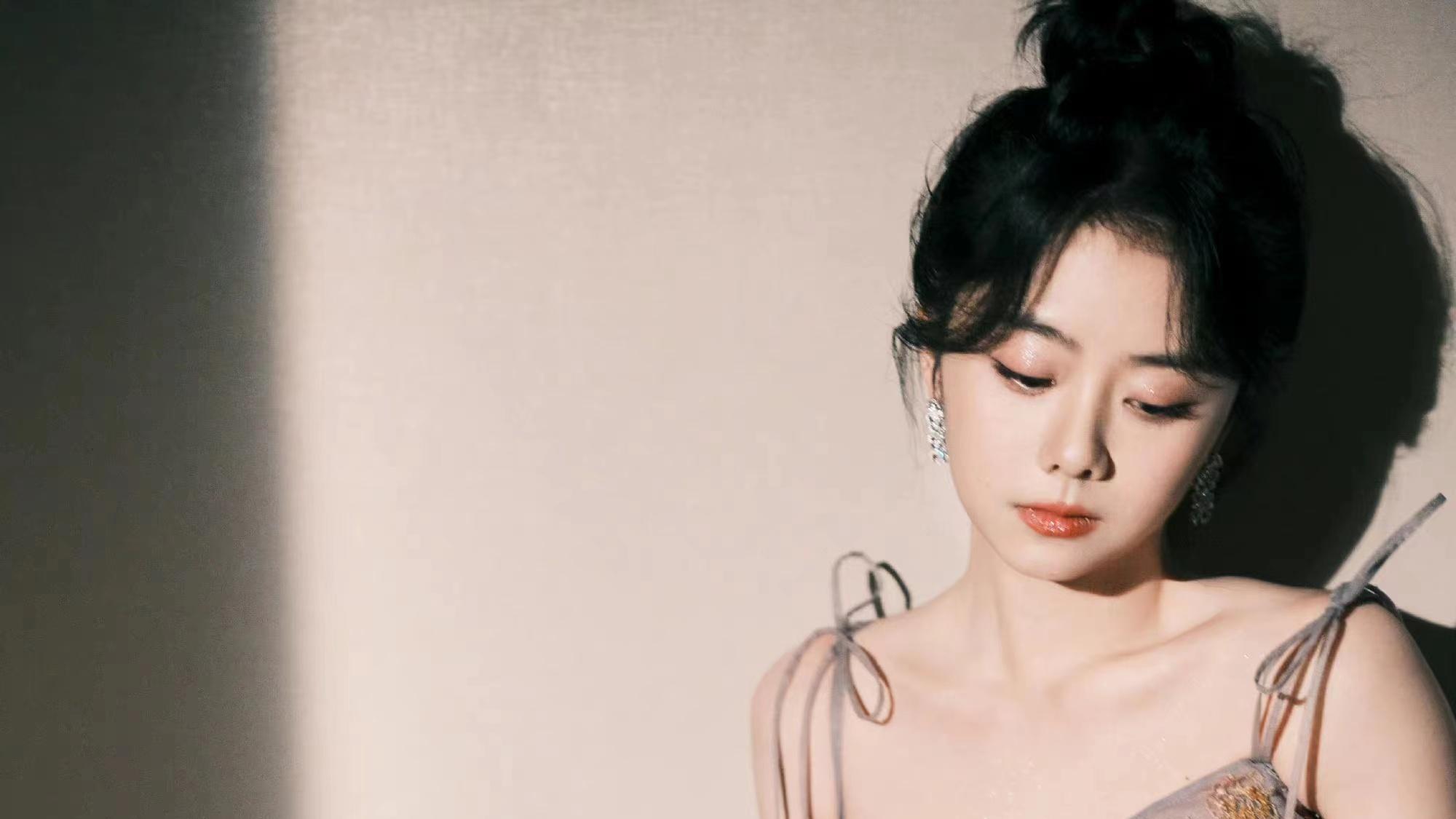 谭松韵|谭松韵出席中国电视剧年度盛典，穿一身刺绣吊带裙，清新又优雅！