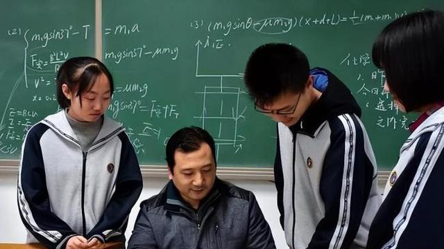 |多地中小学教师与编制脱钩，副作用逐渐显现，师范生该何去何从