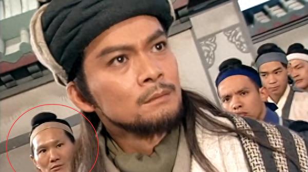 他，“刀砍黄日华，追杀周星驰，暴揍陈百祥”，太狠了！