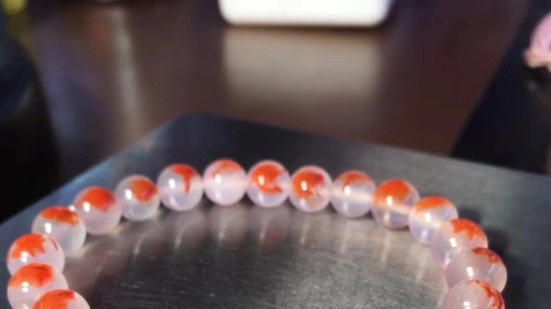 南红冰飘手串的特点和价值对其价格的影响