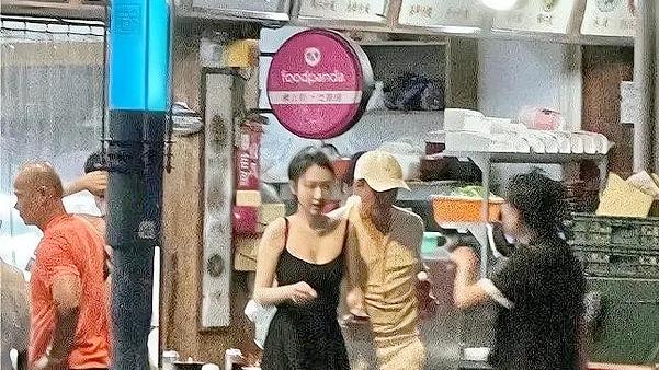 曝汪小菲又和美女约会，百万豪车车牌让人垂涎，女方漂亮身材傲人