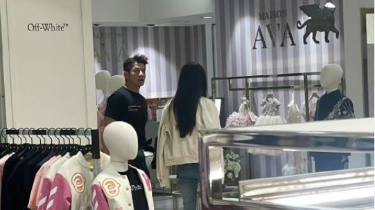 郭富城逛英国名店，57岁帅气不显老，给方媛和女儿买多件奢侈品