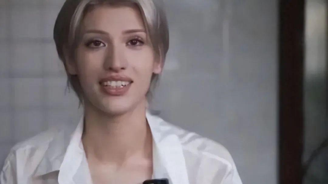 Lisa再晒私密照！疯马秀“战袍”高价出售引争议，卡琳娜点赞被嘲