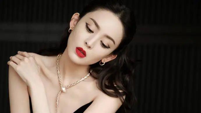 古力娜扎|古力娜扎“不讲武德”，身穿黑色深V长裙，与许凯同框合影