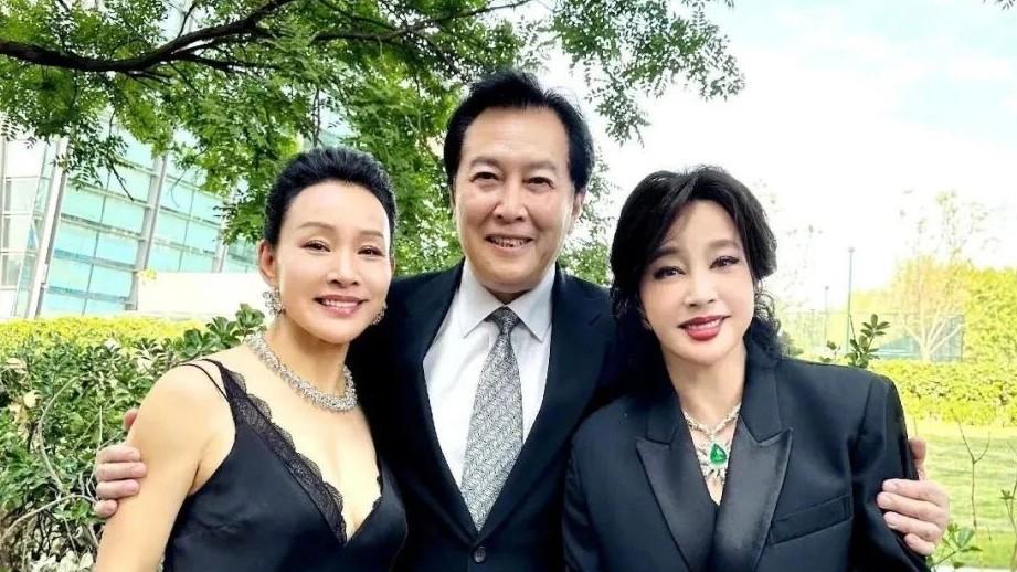 刘晓庆|刘晓庆真人长啥样？颁奖现场“用力过度”暴露真实素颜，难以置信