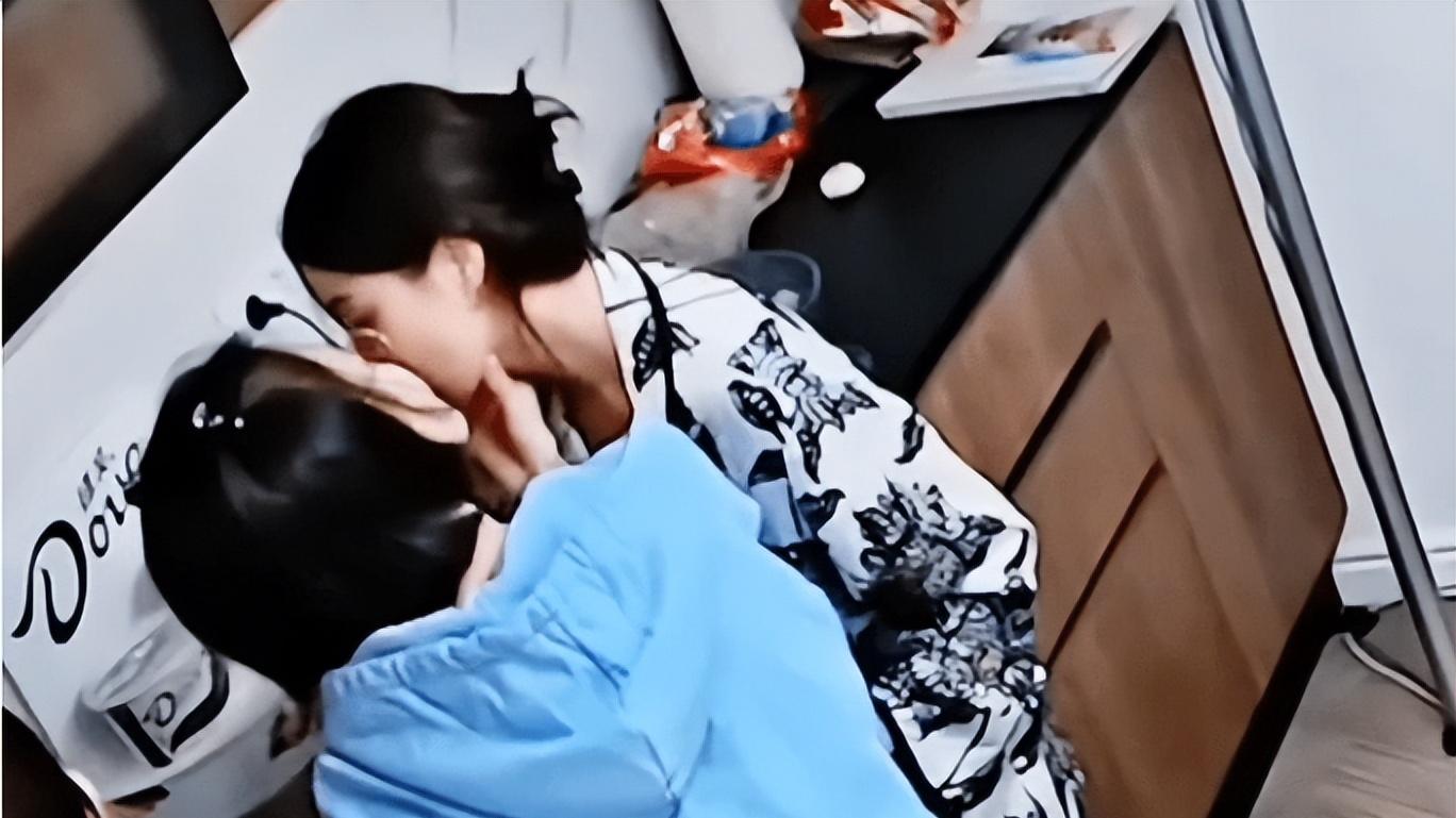 打同性“擦边球”上瘾？千娇百媚的秦岚，终究被吐槽了