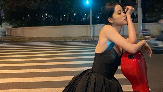 欧阳娜娜|欧阳娜娜超低胸礼服参加活动，弯腰洩邪恶曲线火辣身材