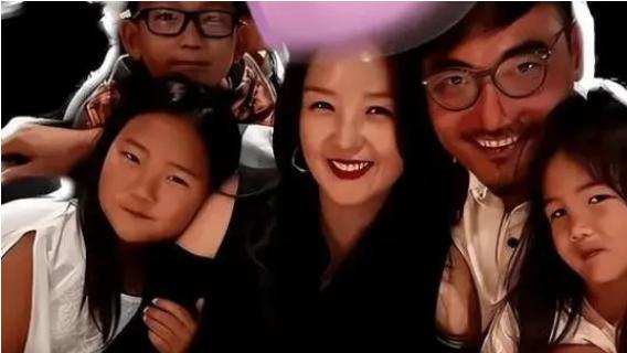 何洁与刁磊夫妇首次同台献艺，现场热情互动，甜蜜满溢