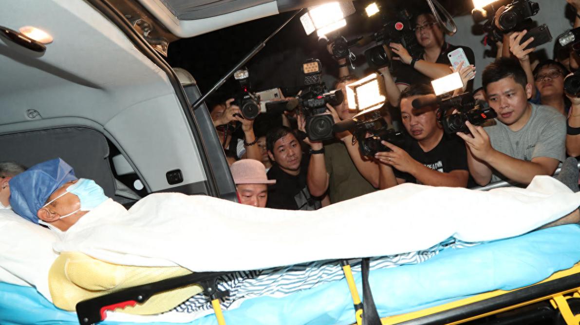 70岁曾志伟突发疾病被送医，头发稀疏脸色煞白，疑因入股缅北集团