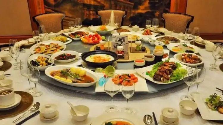 饭局结束，领导说“这道菜没动，你打包回去”只会说“不用了”？