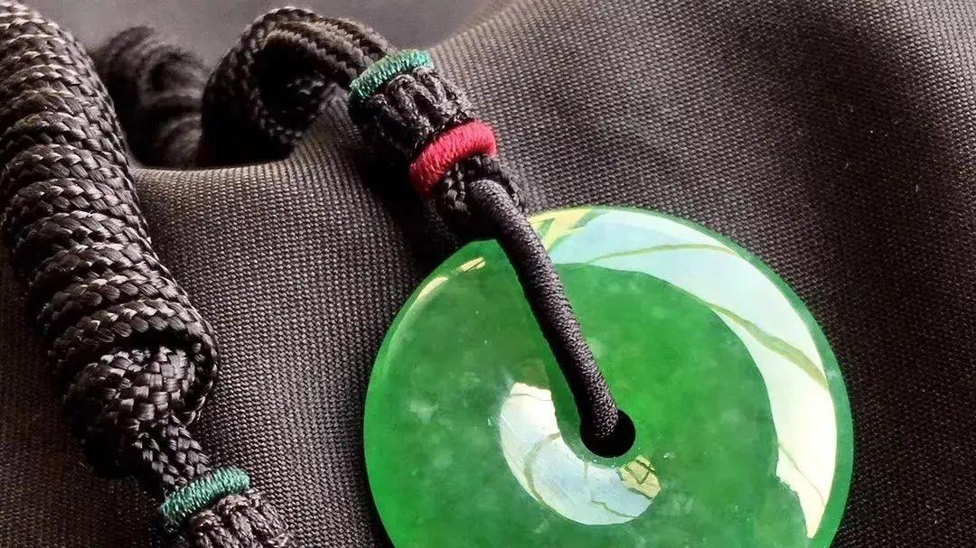 为什么60万买的翡翠，卖30万都没人要？