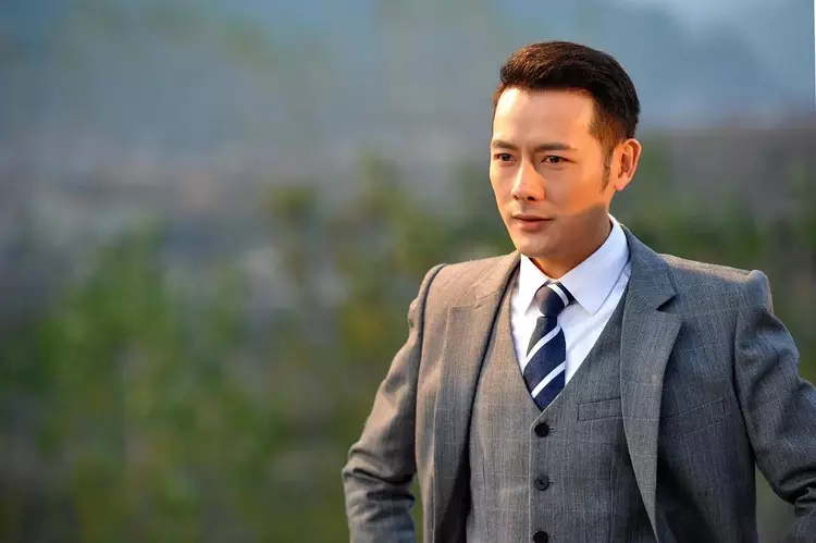 摆摊|38岁男星无戏可拍摆摊卖菜，被扒住别墅资产上亿，本人回应引热议