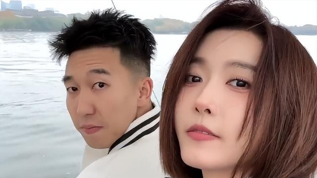 戒指|聂小雨打卡香港餐厅，吃饭手捂胸口、翻白眼，无名指戴戒疑已婚