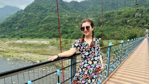 Selina|任家萱提前过母亲节，挺超大孕肚与男友出游，牵手对视好甜蜜