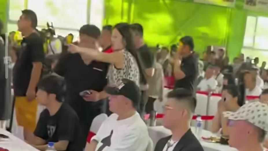 赵本山|赵本山儿子公司开业，被曝会员费100万起步，现场简陋酒席寒酸