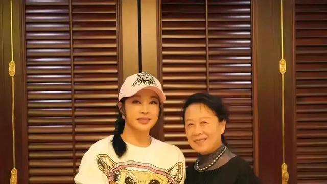 刘晓庆|刘晓庆林凤娇林青霞，同是70岁老妇，却是一个姑娘和两个老奶奶