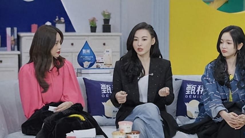 谢霆锋给张柏芝打电话问：钱够用吗？一旁儿子抢答，暴露生活现状