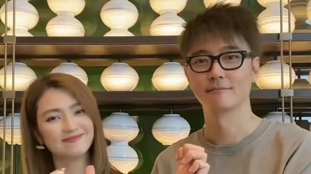 洪欣张丹峰狂秀恩爱，如胶似漆像是热恋期，直播卖内衣2万人捧场