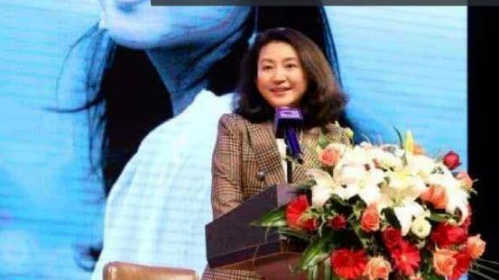 发型 她曾是央视最红女主持，因患病严重走形胖到认不出，如今55岁无儿无女让人唏嘘