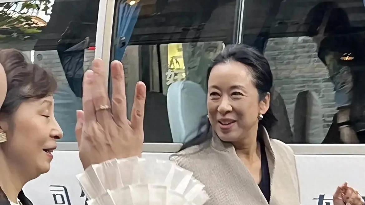 曝朱玲玲现身上海是为维护婚姻，示好罗康瑞，主动帮衬罗宝瑜事业