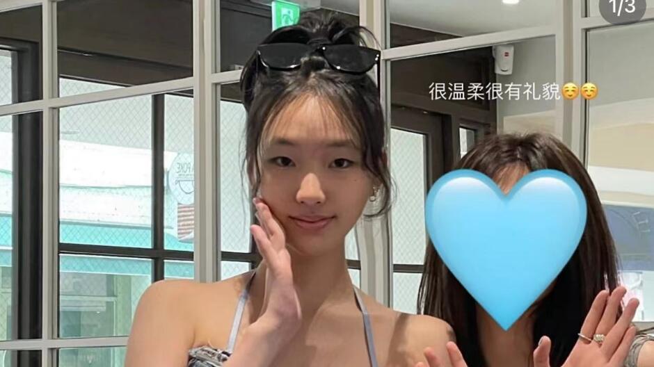 小S仨女儿韩国逛街，17岁大女儿穿着大胆，网友：太妹装很不得体