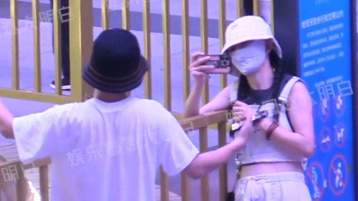 谢娜夫妻带娃去游乐园！张杰抱女儿骑肩膀，谢娜追着老公女儿拍照