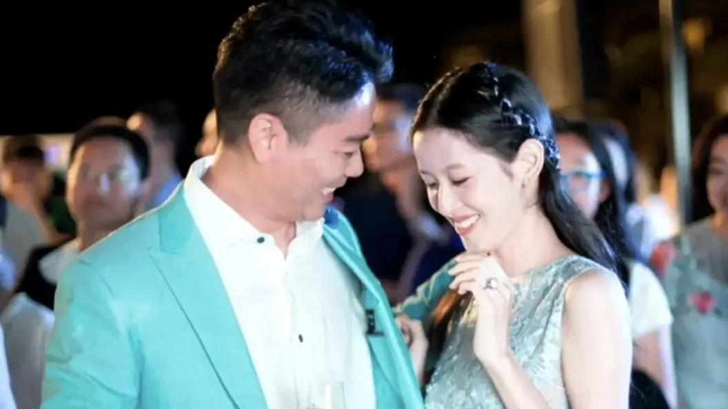 章泽天|刘强东章泽天同游英国，穿万元毛衣太豪横，女方裤子遭到吐槽