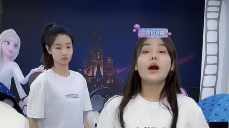 |网红“樊小慧”气质逆袭，烫卷发扎高马尾，直播4小时质疑不断