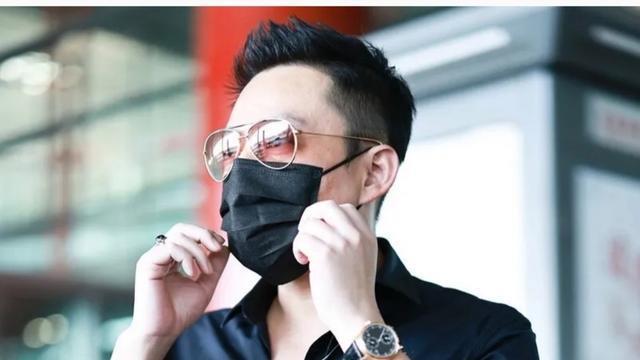 汪小菲独自回京，回答记者提问时顾左右而言他，张兰发言颇有深意