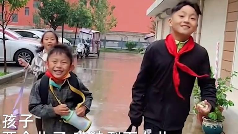 前夫接走俩儿子，独留女儿伤心大哭，妈妈满眼心疼却不知如何安慰